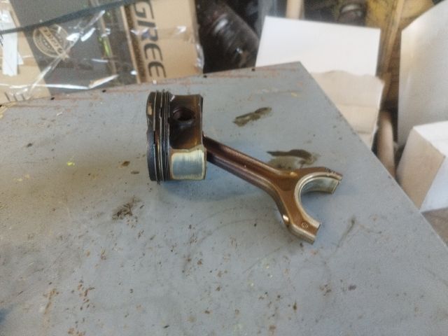 bontott BMW X1 Dugattyú