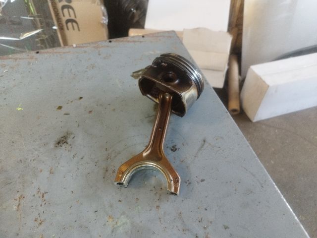 bontott BMW X1 Dugattyú