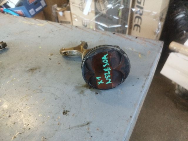 bontott BMW X1 Dugattyú