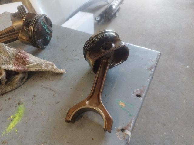 bontott BMW X1 Dugattyú