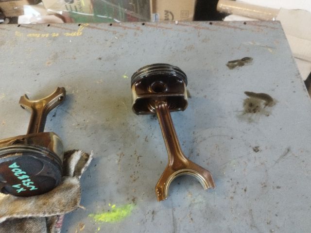 bontott BMW X1 Dugattyú