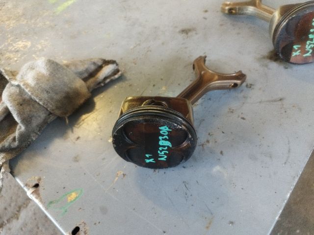 bontott BMW X1 Dugattyú