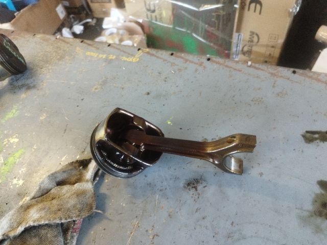 bontott BMW X1 Dugattyú