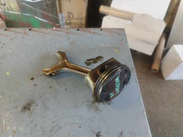 bontott BMW X1 Dugattyú