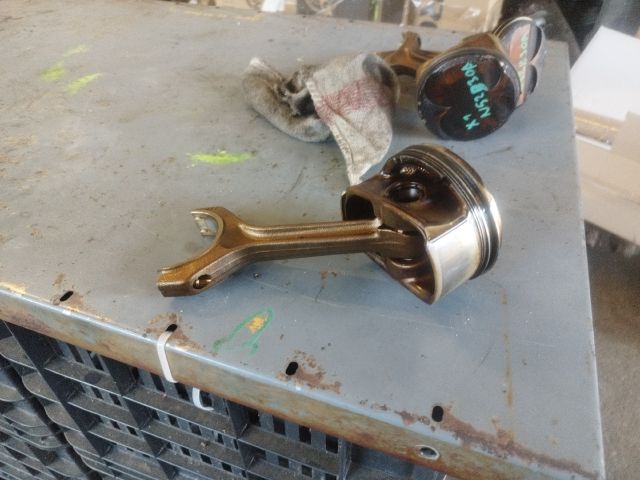 bontott BMW X1 Dugattyú