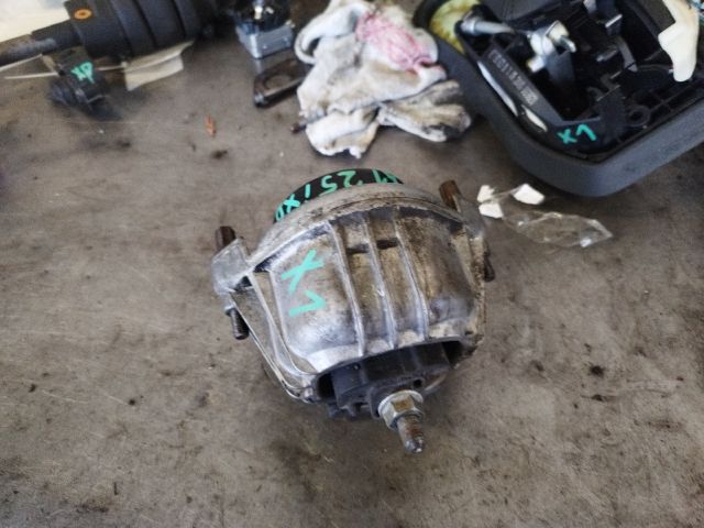 bontott BMW X1 Motor Tartó Bak Jobb