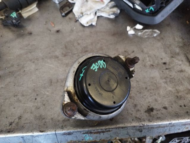 bontott BMW X1 Motor Tartó Bak Jobb