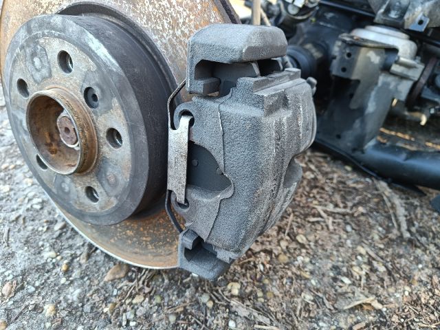 bontott BMW X3 Bal első Féknyereg Munkahengerrel