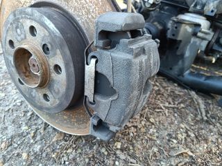 bontott BMW X3 Bal első Féknyereg Munkahengerrel