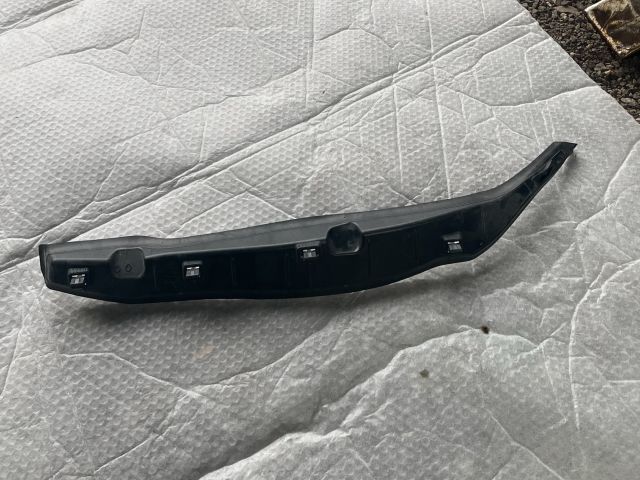 bontott BMW X3 Bal Sárvédő Csavar Burkolat