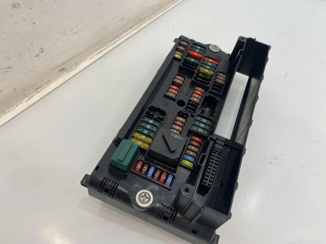 bontott BMW X3 Biztosítéktábla Utastér