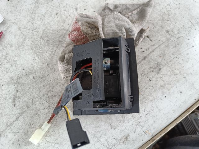 bontott BMW X3 Hátsó Szivargyújtó Aljzat