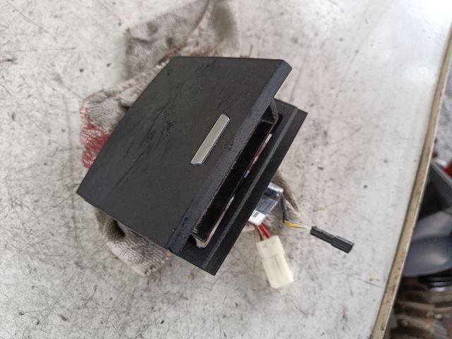 bontott BMW X3 Hátsó Szivargyújtó Aljzat