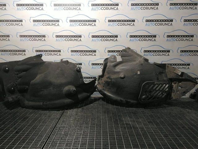 bontott BMW X3 Jobb első Dobbetét (Kerékjárati, Műanyag)