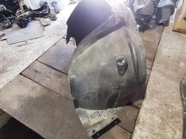 bontott BMW X3 Jobb első Dobbetét (Kerékjárati, Műanyag)