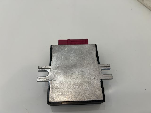 bontott BMW X3 Üzemanyag Szivattyú Relé