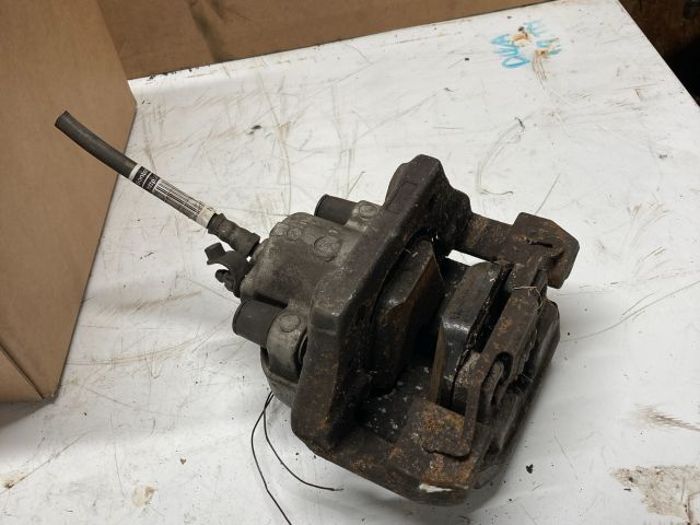 bontott BMW X5 Jobb első Féknyereg Munkahengerrel