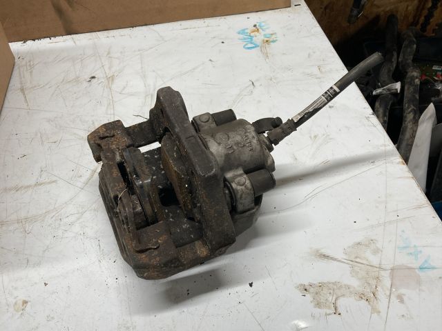 bontott BMW X5 Jobb első Féknyereg Munkahengerrel