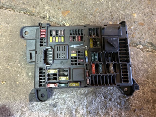 bontott BMW X5 Biztosítéktábla Csomagtér