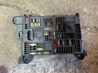 bontott BMW X5 Biztosítéktábla Csomagtér