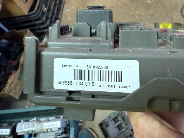 bontott BMW X5 Biztosítéktábla Csomagtér