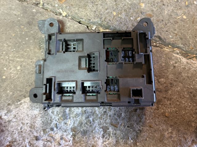 bontott BMW X5 Biztosítéktábla Csomagtér