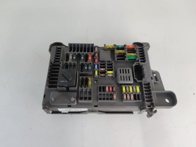 bontott BMW X5 Biztosítéktábla Csomagtér