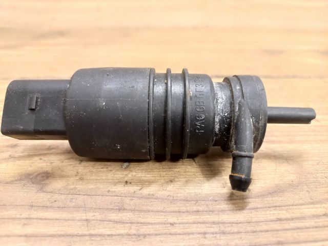 bontott BMW X5 Első Ablakmosó Szivattyú