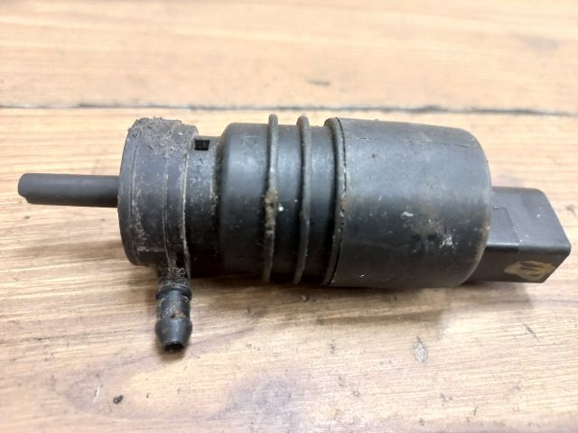 bontott BMW X5 Első Ablakmosó Szivattyú