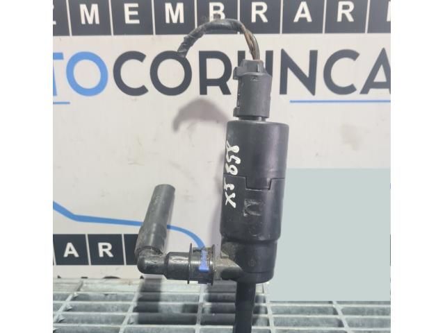 bontott BMW X5 Első Ablakmosó Szivattyú