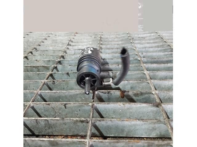 bontott BMW X5 Első Ablakmosó Szivattyú