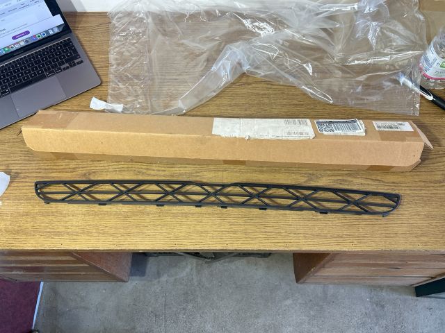 bontott BMW X5 Első Lökhárító Alsó Középső Díszrács