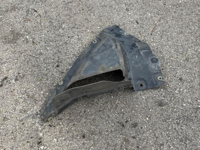 bontott BMW X5 Jobb első Első Dobbetét (Kerékjárati, Műanyag)