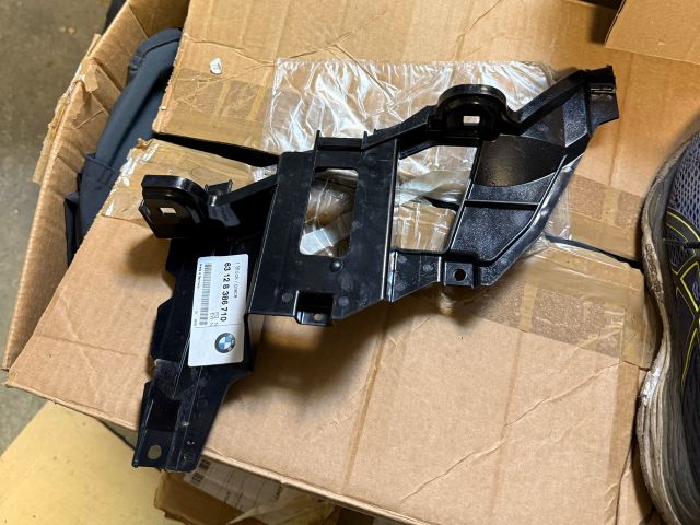 bontott BMW X5 Jobb Fényszóró Tartó