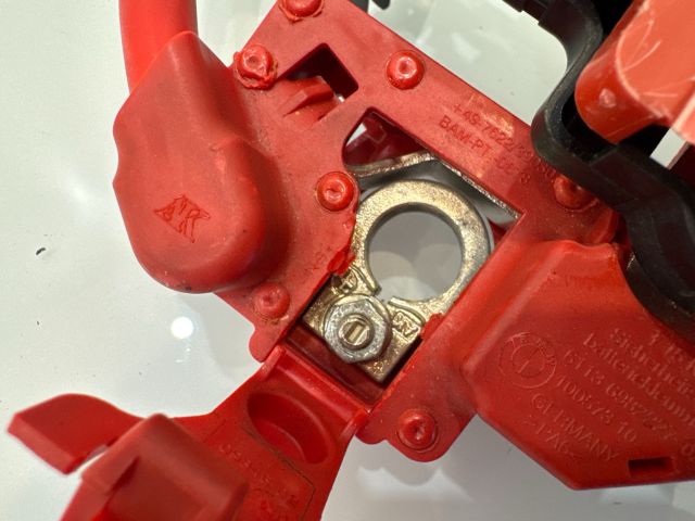 bontott BMW X5 Pozitív Kábel