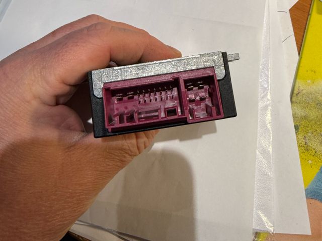 bontott BMW X5 Üzemanyag Szivattyú Relé