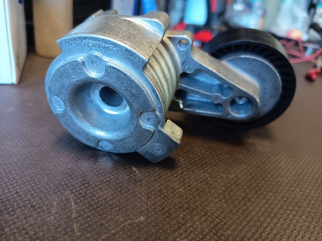 bontott BMW X5 Szíjfeszítő Görgő