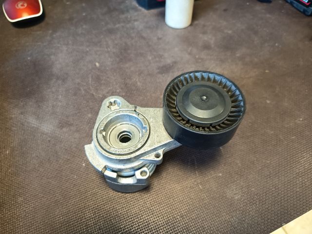 bontott BMW X5 Szíjfeszítő Görgő