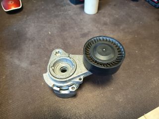 bontott BMW X5 Szíjfeszítő Görgő