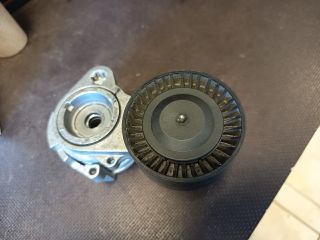 bontott BMW X5 Szíjfeszítő Görgő