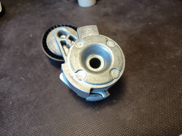 bontott BMW X5 Szíjfeszítő Görgő