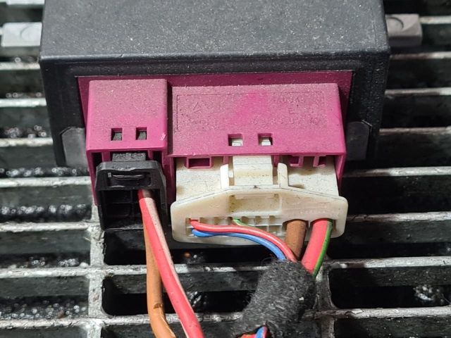 bontott BMW X5 Üzemanyag Szivattyú Relé