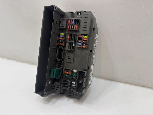 bontott BMW X6 Biztosítéktábla Utastér