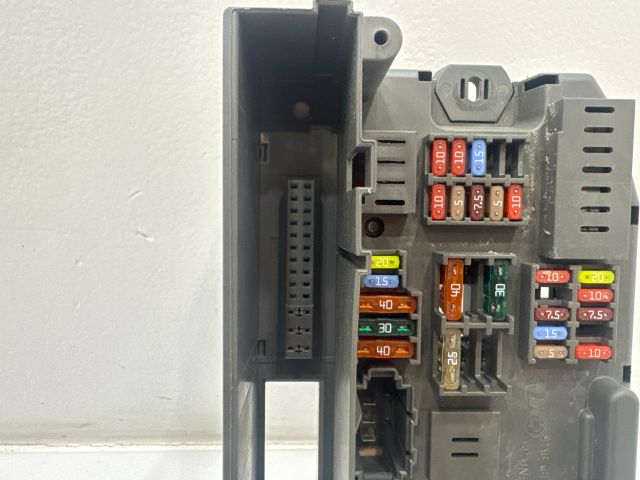 bontott BMW X6 Biztosítéktábla Utastér