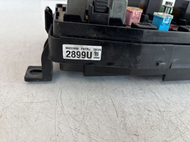 bontott CHEVROLET CAPTIVA Biztosítéktábla Motortér