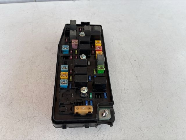 bontott CHEVROLET CAPTIVA Biztosítéktábla Motortér