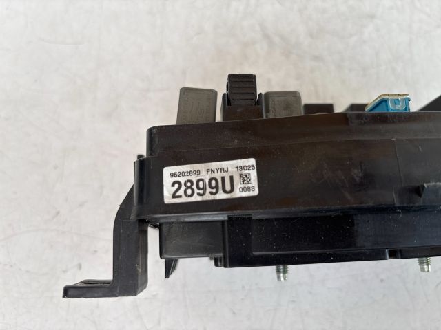 bontott CHEVROLET CAPTIVA Biztosítéktábla Motortér