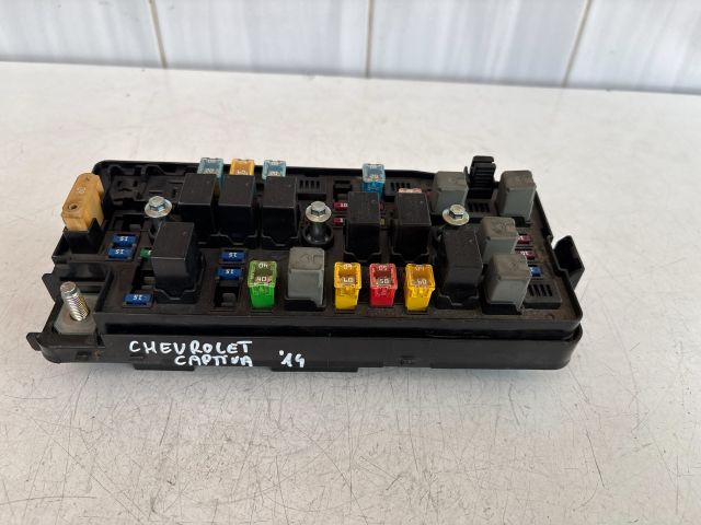 bontott CHEVROLET CAPTIVA Biztosítéktábla Motortér