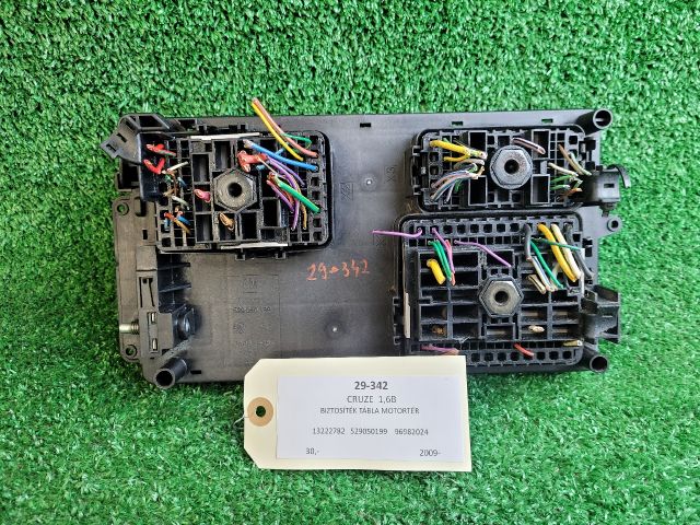 bontott CHEVROLET CRUZE Biztosítéktábla Motortér