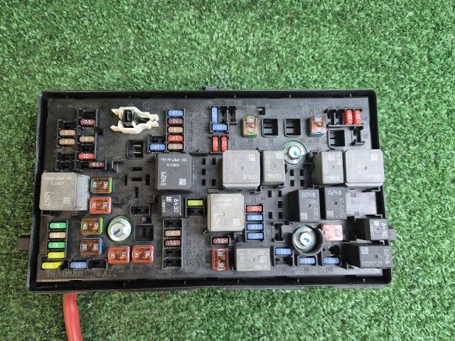 bontott CHEVROLET CRUZE Biztosítéktábla Motortér